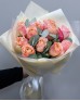 Букет 11 нежно-розовых роз с эвкалиптом