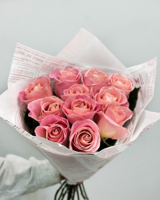 Букет 11 розовых роз в крафте