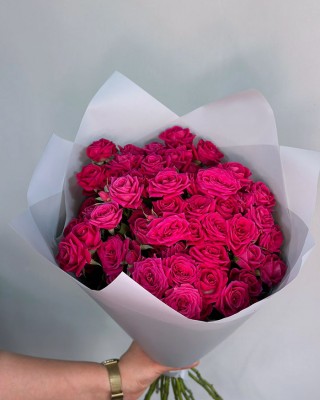 Букет 11 ярко-розовых кустовых роз