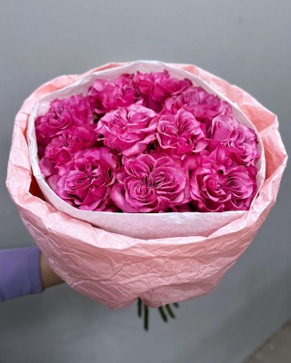Букет 11 ярко-розовых пионовидных роз
