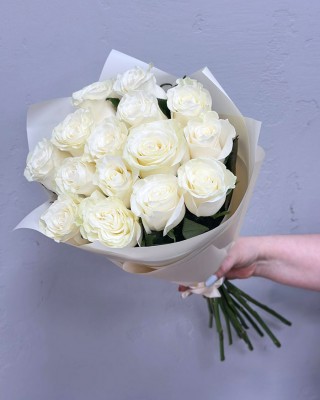 Букет 15 белых роз в оформлении