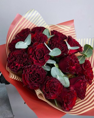 Букет 15 красных пионовидных роз