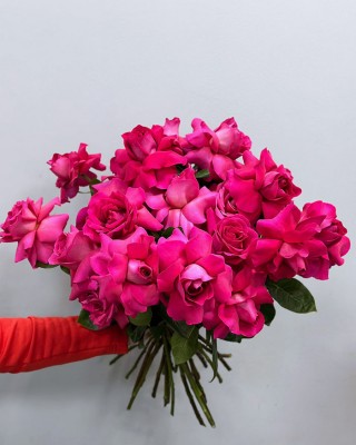 Букет 15 ярко-розовых вывернутых роз