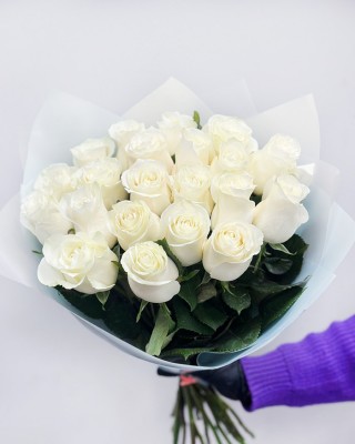 Букет 21 белая роза с оформлением