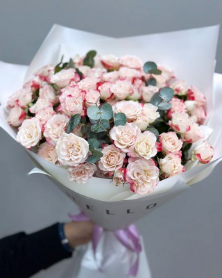 Букет 25 пестрых кустовых роз