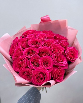 Букет 25 ярко-розовых роз в оформлении