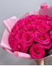Букет 25 ярко-розовых роз в оформлении