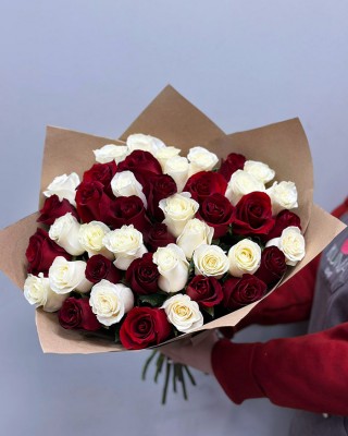 Букет 39 белых и красных роз