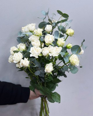 Букет 5 белых кустовых роз