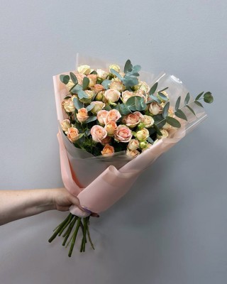 Букет 7 кремовых кустовых роз