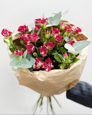 Букет 7 кустовых роз с эвкалиптом