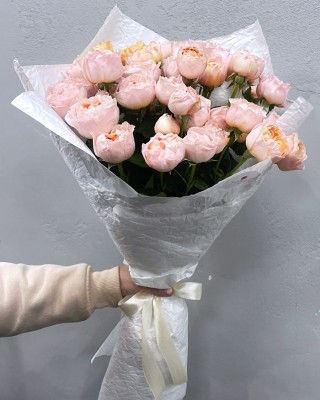 Букет 7 пионовидных кустовых роз