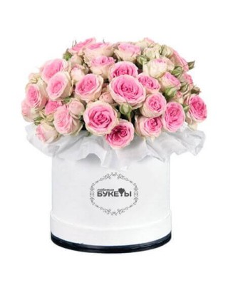 Розовые кустовые розы в шляпной коробке