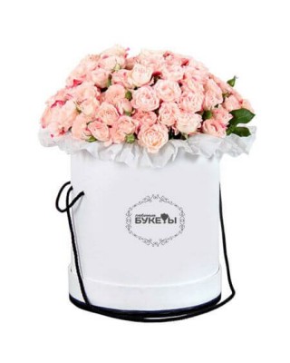 Светло-розовые кустовые розы в шляпной коробке